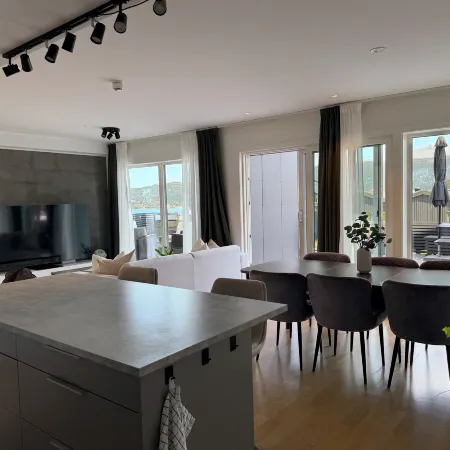Large luxurious apartment with private terrace and parking