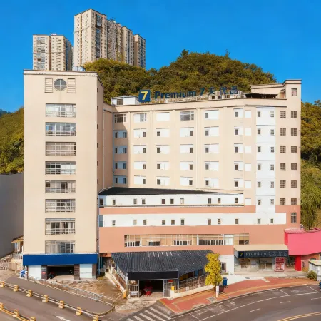 7 Days Premium Hotel (Guiyang Qianlingshan Park Gaicha Road Subway Station Branch) Отели рядом с достопримечательностью «Парк Киялинг»