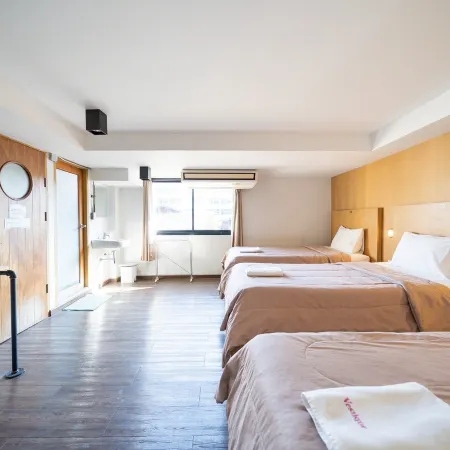 Koenji Guest House & Bar Chiang Mai Отели рядом с достопримечательностью «Храм Чай Монгкол»