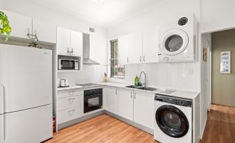 Cozy & Well-Located Room – Steps from Transit & University