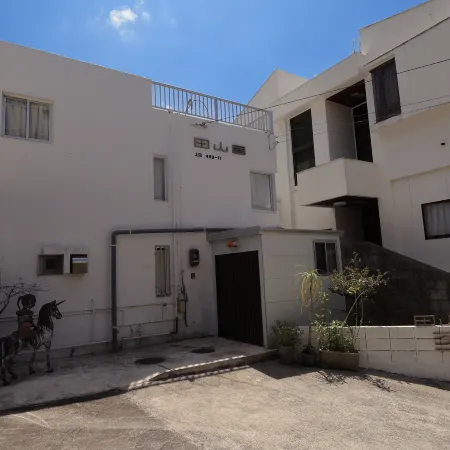 Tayamakyo | Modern Minimalist Villa: Live like a Local in Okinawa (Fits 8)