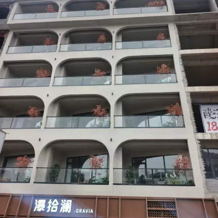 Twelve Bays Hanging Pool & Art Hotel (Huangguoshu Waterfall Scenic Area Branch)