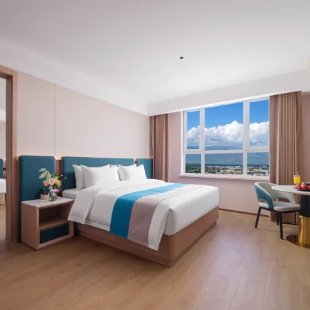 Xinyuan People's Square Licheng Hotel