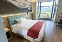 Lakeside Charm · Lake Charm | Snowy Sacred Lake · Scenic Inn (Gongbo'gyamda Basongcuo) - Alloggi