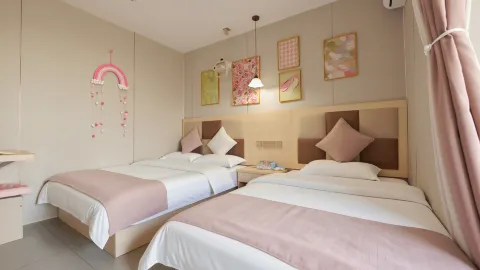 Kunming Furuisi Guesthouse (North Square of Kunming Railway Station) in Куньмин