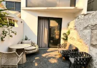 Nanning Leshell Waterside Hotel（Wanxiang City Fangte ASEAN God Painting Shop) - Mountain view
