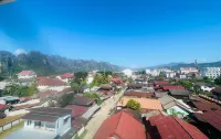 Hotel Rainbow Boutique Vang Vieng - parking