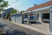 RedDoorz near Alun Alun Kudus 2 - parking