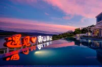 The mountain and the water embrace the Pleasant Bay Homestay - สระว่ายน้ำแบบอินฟินิตี้
