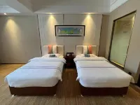 Xinjiang Heavenly Holy Spring Resort Hotel - parking