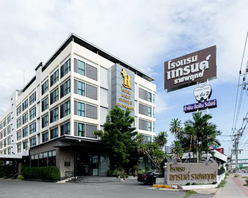 Grand Ratchapruek Hotel Hoteles cerca de Isla Koh Kret