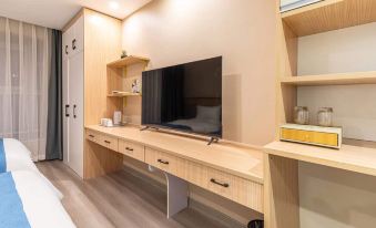 UP HuaYi Collection Hotel (Urumqi South Railway Station)