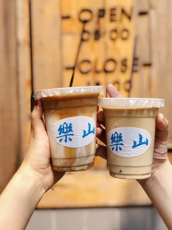 SFEEL Designer Hotel (Leshan Zhanggongqiao Food Street) Отели рядом с достопримечательностью «CPC Leshan Committee Party School»