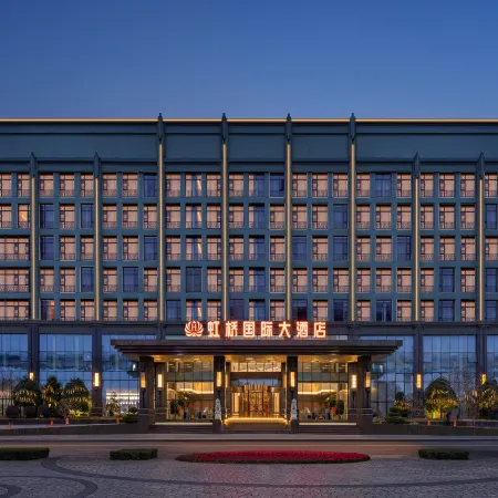 Hongqiao International Hotel (Yichang Yanjiang Avenue Natural Tower)