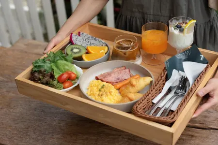 Taryn Tara Cafe and Stay Отели рядом с достопримечательностью «Chiangmai CAD Khomloy Sky Lantern Festival»