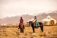 Da Qaidam Wild Luxury Hotel | City of Light & Shadow - Bjergudsigt
