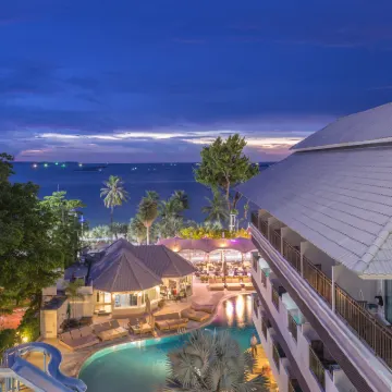 Pattaya Discovery Beach Hotel Отели рядом с достопримечательностью «Торговый центр Harbor Pattaya»