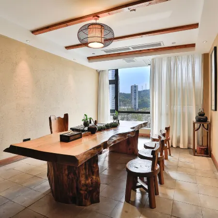 He Yin Hotel (Lishui University Qizilou Scenic Area)
