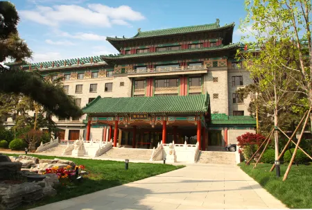 Beijing Friendship Hotel Grand Builing Отели рядом с достопримечательностью «Zhongwu Park»