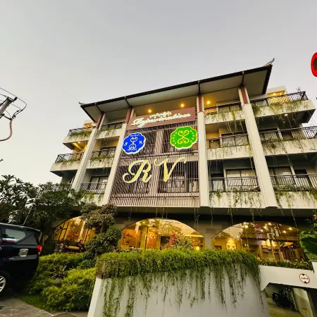 RV Hotel Gianyar Отели рядом с достопримечательностью «Пляж Леби»
