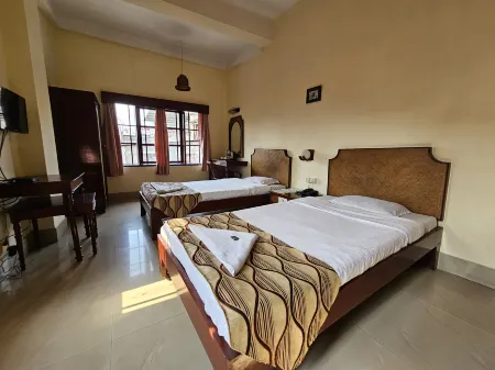 Hotel Indsurya Отели в г. Дибрагарх