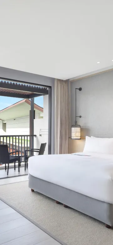 ห้องดีลักซ์ เตียงคิงไซส์ พร้อมวิวสระว่ายน้ำ