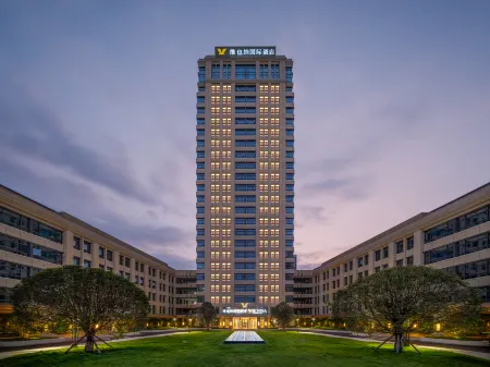 Vienna International Hotel (Chongqing Chenjiaqiao Branch) Отели рядом с достопримечательностью «Chongqing Vocational College of Electronic Engineering University City Campus - Mechanical and Electrical Engineering Center»