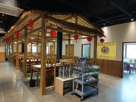 Weishan Island Guhuai Renjia Fish Restaurant Homestay Отели рядом с достопримечательностью «Tomb of Weizi»