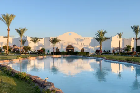 Hilton Marsa Alam Nubian Resort Отели рядом с достопримечательностью «Bridge of Royal Tulip Beach Resort»