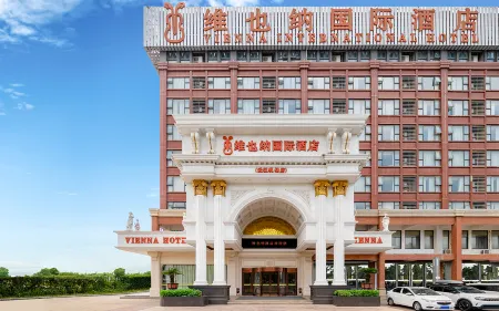 Vienna International Hotel (Wuhan Tianhe Airport Songjiagang Subway Station)