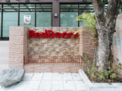 RedDoorz Plus @ Evangelista Street Makati โรงแรมในมาคาติ