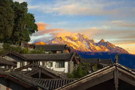 Cathay||Old town palace Inn (Lijiang Old Town Dashuiche Branch) Отели рядом с достопримечательностью «Square Market»