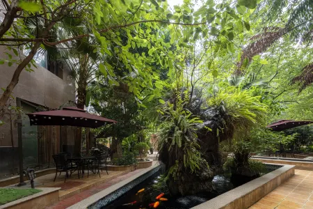 Qingtong City Hotel (Chengdu Kuanzhai Alley Huapaifang Subway Station Branch)