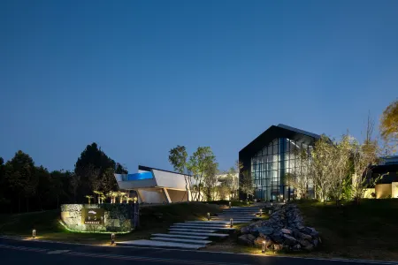 Half Mountain Four Seasons Hot Spring Hotel Отели рядом с достопримечательностью «Xiangshan Temple»