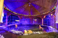 Xuegu Jinze Cold Spring Town (China Xuegu Scenic Area) - avec sources thermales