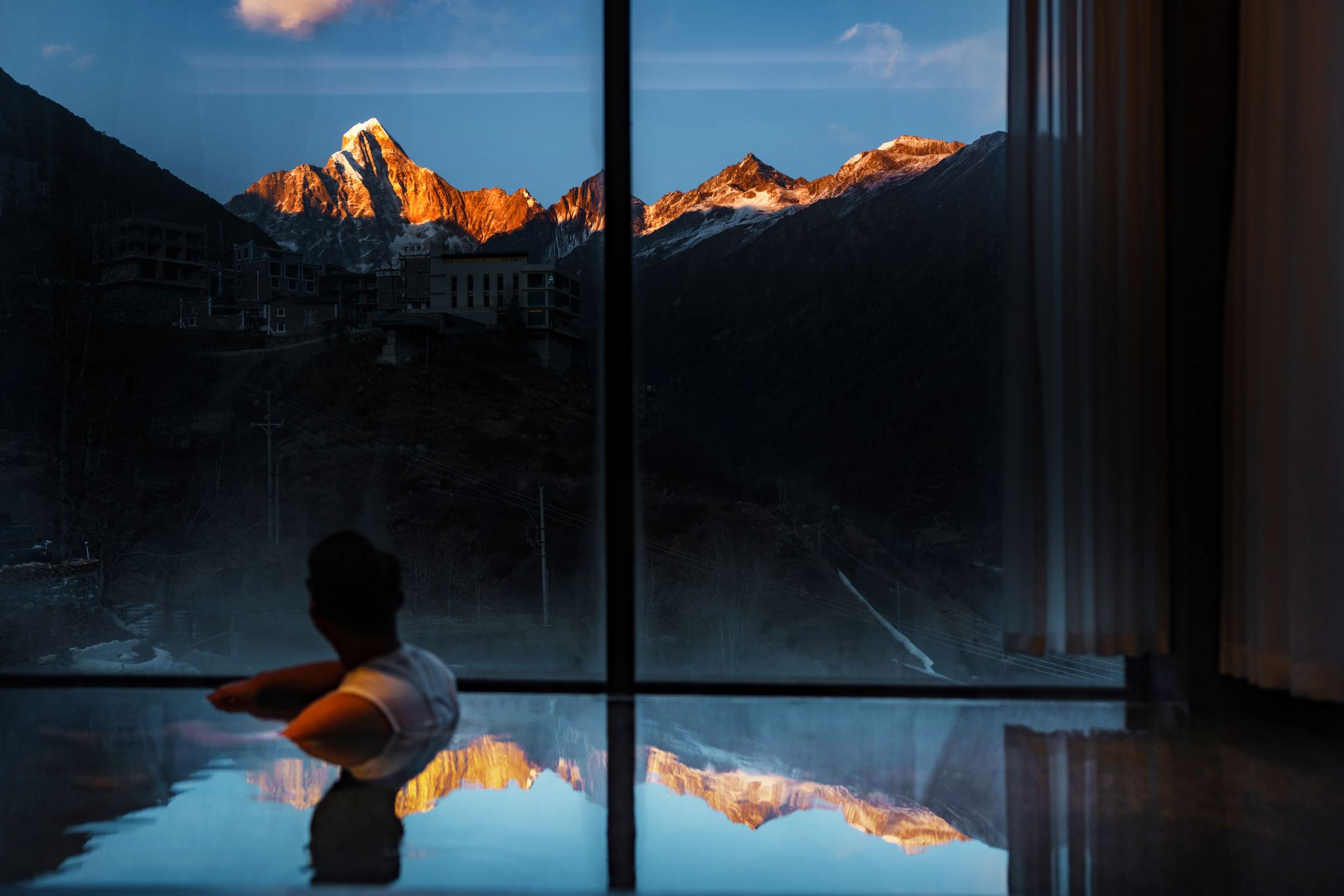 Four-Goddess Mountain Cloud View Fan's Lodging
