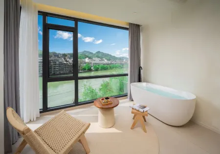 NANBEI Nanbei · Designer Aesthetic Homestay (Zhenyuan Ancient Town New Bridge) Отели рядом с достопримечательностью «Zhusheng Bridge»