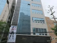 K Wave Guesthouse Only Female in Hongdae 2 Hoteles cerca de Lujos Noraebang