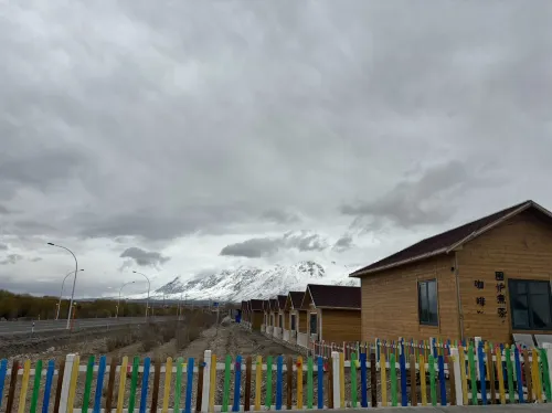 Snowtop Westernmost Lodge · Taxian Xung quanh Photos