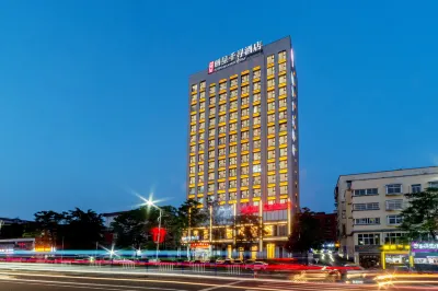 Rezen Select (Xinyang East high speed railway station store) Hotels in Xinyang