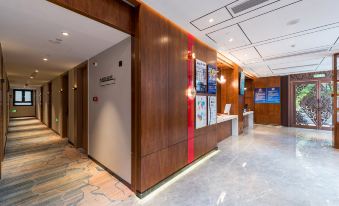 Super 8 Hotel (Beijing Nanluoguxiang Art Museum Back Street Branch)