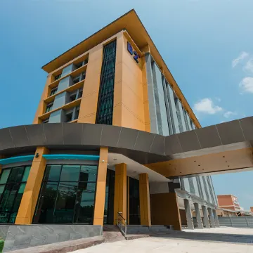 B2 Surat Thani Premier Hotel Отели рядом с достопримечательностью «Парк «Си-Тапи»»
