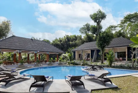 Senetan Villas and Spa Resort Отели рядом с достопримечательностью «Pura Pusering Jagat»