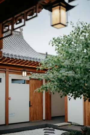 Ruiying Changchun Wenquan Homestay (Xinzhou Ancient City) Отели рядом с достопримечательностью «Xinzhou Ancient City - South Gate Tower»