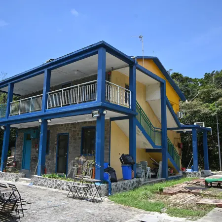 YHA Ngong Ping SG Davis Youth Hostel (Lantau Island) Отели рядом с достопримечательностью «Аутлет Citygate»