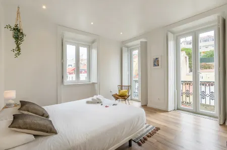 The Color Hostel Отели рядом с достопримечательностью «Триумфальная Арка на руа Аугушта»