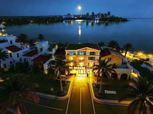 Maitreya Picks the Moon Xingyu Panorama Intelligent Film and Television Hot Spring B&B