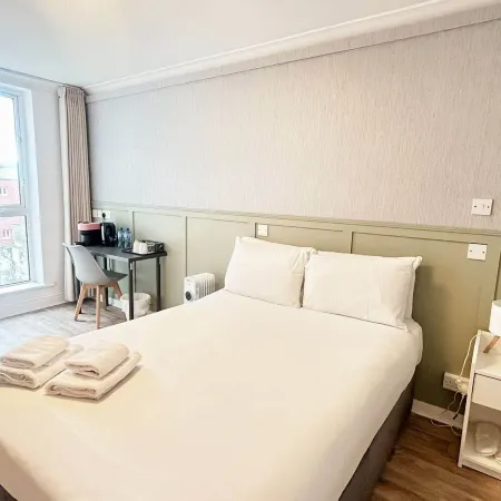 Abbey Hotel Отели рядом с достопримечательностью «Библиотека Марша»