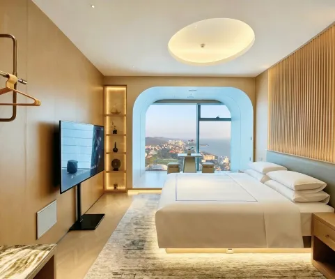 Small Luxury Courtyard · Light-Stay Seaview Designer Boutique Stay (Twin Towers Branch) - غرفة مطلة على الجبل
