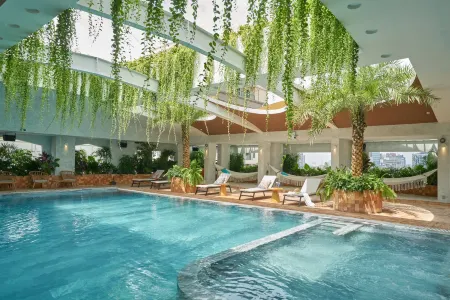 Silverland May Hotel Отели рядом с достопримечательностью «Hutech University of Technology»